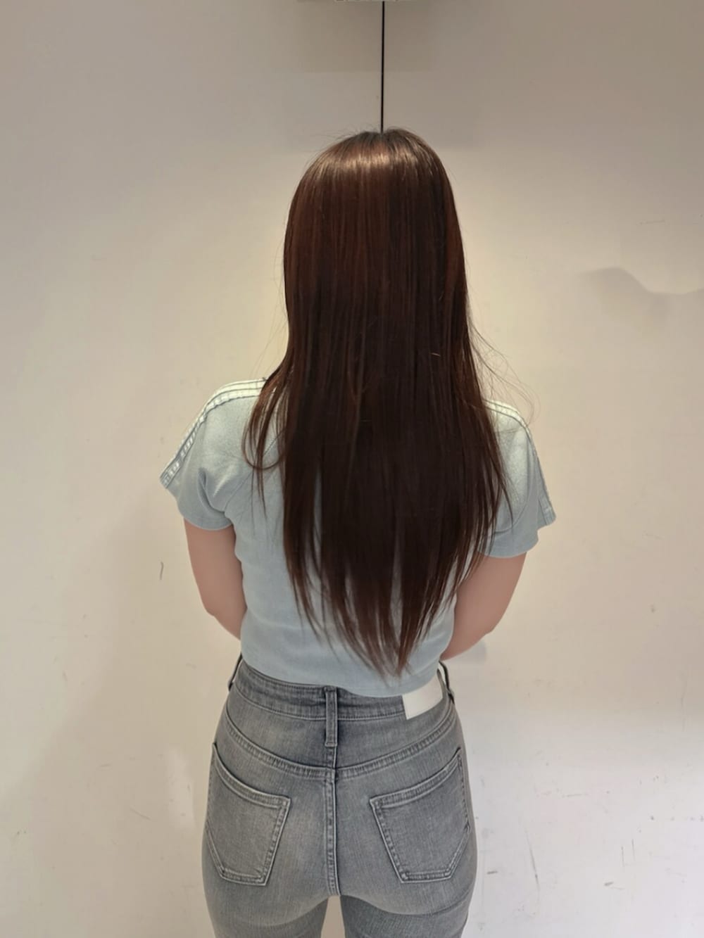 ホワイト系のサンダル、ブルー系のデニムパンツ、ブルー系のTシャツ/カットソーを着用したレディースの夏コーディネートの6枚目の写真