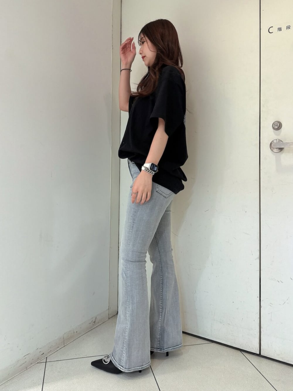 ホワイト系のパンプス、ブルー系のデニムパンツ、ブラック系のTシャツ/カットソーを着用したレディースの春コーディネートの2枚目の写真