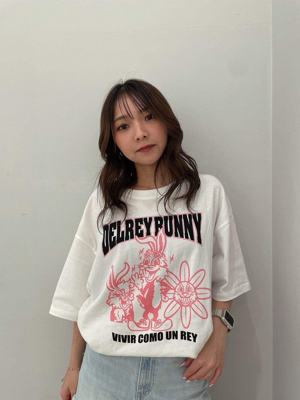 ホワイト系のTシャツ/カットソー、ブルー系のデニムパンツ、ホワイト系のサンダルを着用したレディースの春コーディネートの4枚目の写真