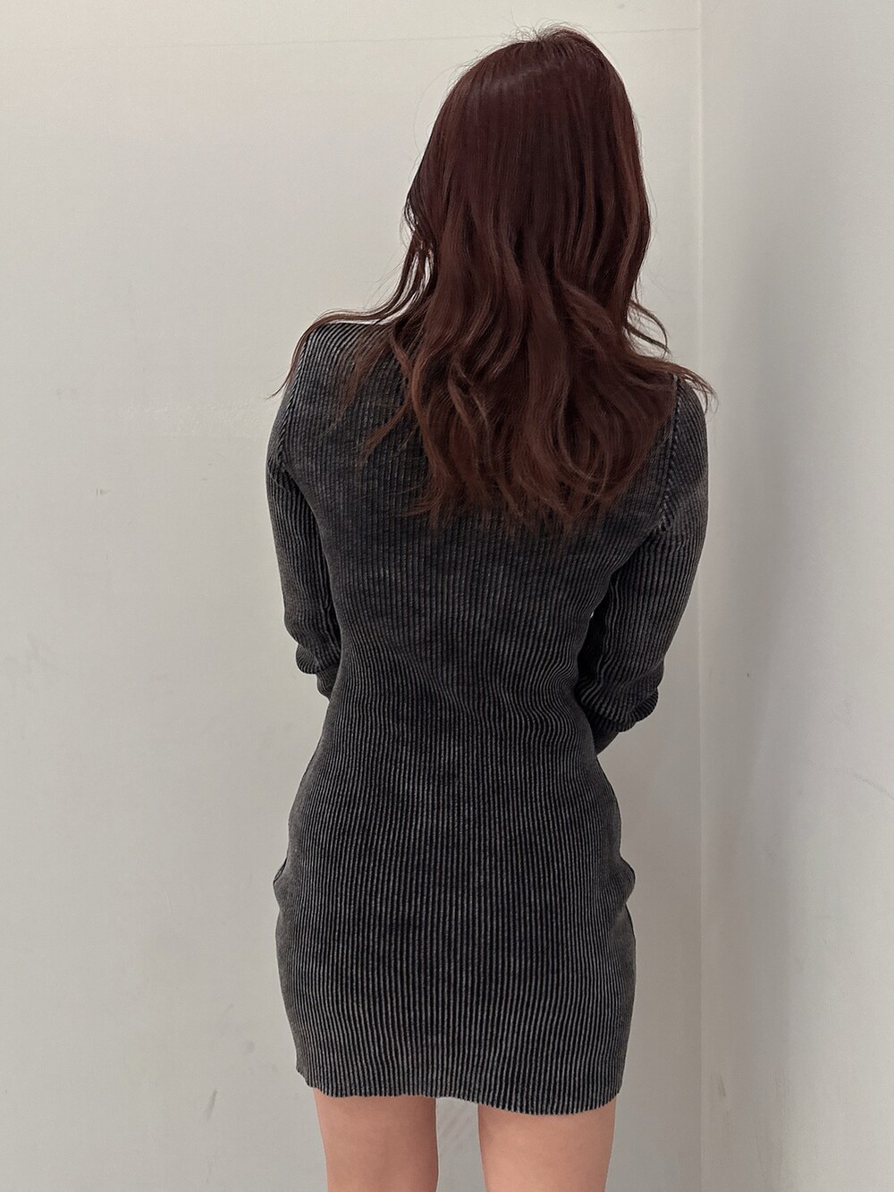 ブルー系のワンピース、ブラック系のブーツを着用したレディースの冬コーディネートの8枚目の写真