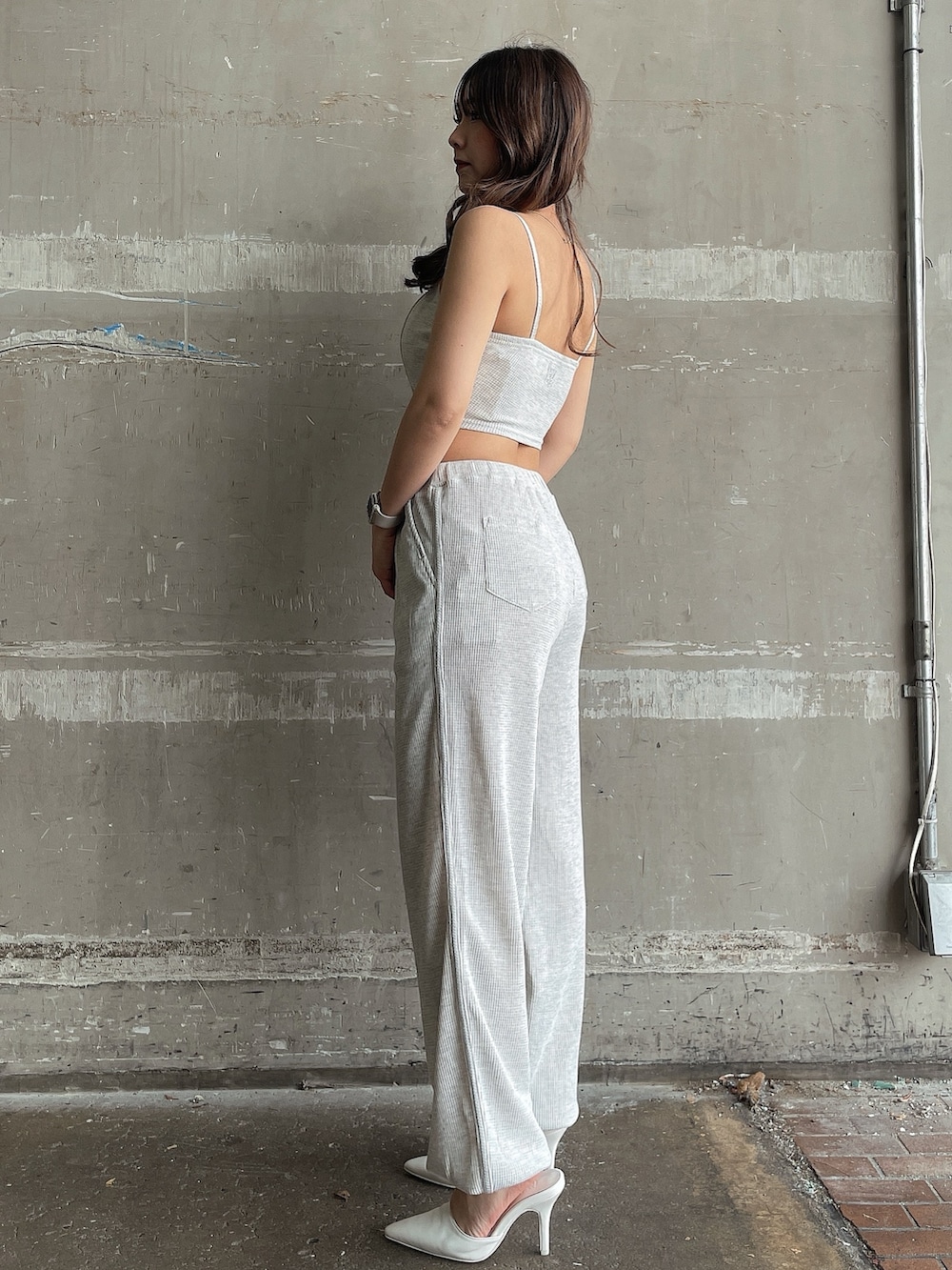 ブルー系のデニムジャケット、グレー系のキャミソール、グレー系のスウェットパンツを着用したレディースの夏コーディネートの4枚目の写真