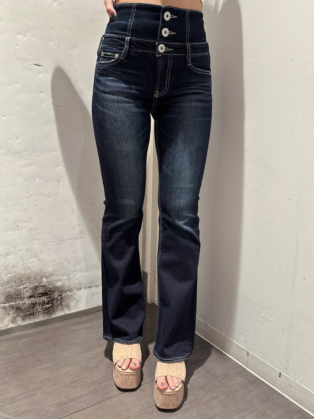 ブルー系のデニムパンツ、ホワイト系のブルゾン、ピンク系のキャミソールを着用したレディースの春コーディネートの9枚目の写真