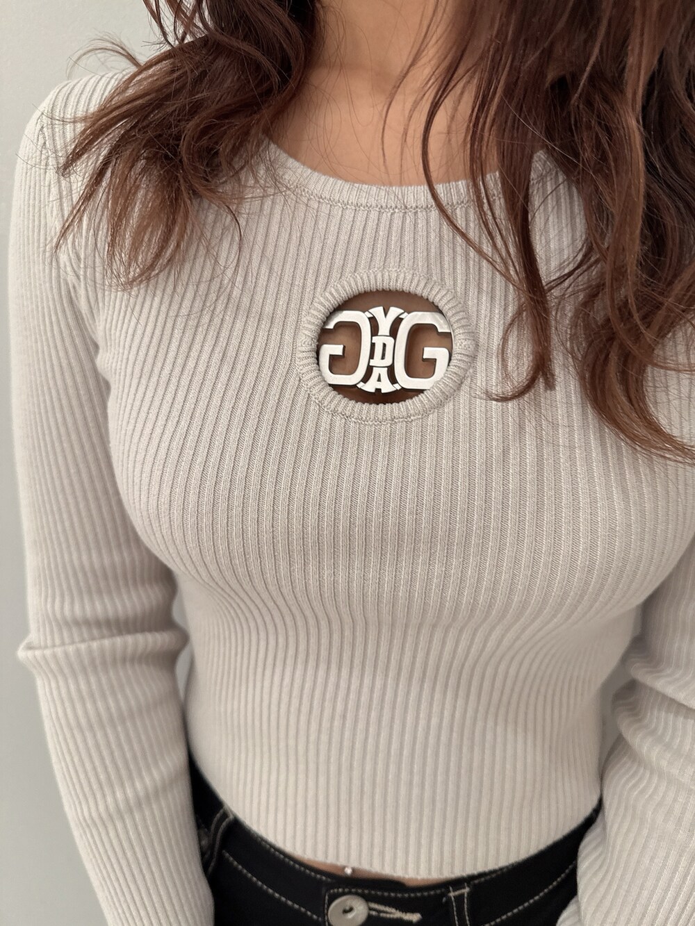 ブラック系のテーラードジャケット、グレー系のニット/セーター、ブラック系のデニムパンツを着用したレディースの冬コーディネートの9枚目の写真