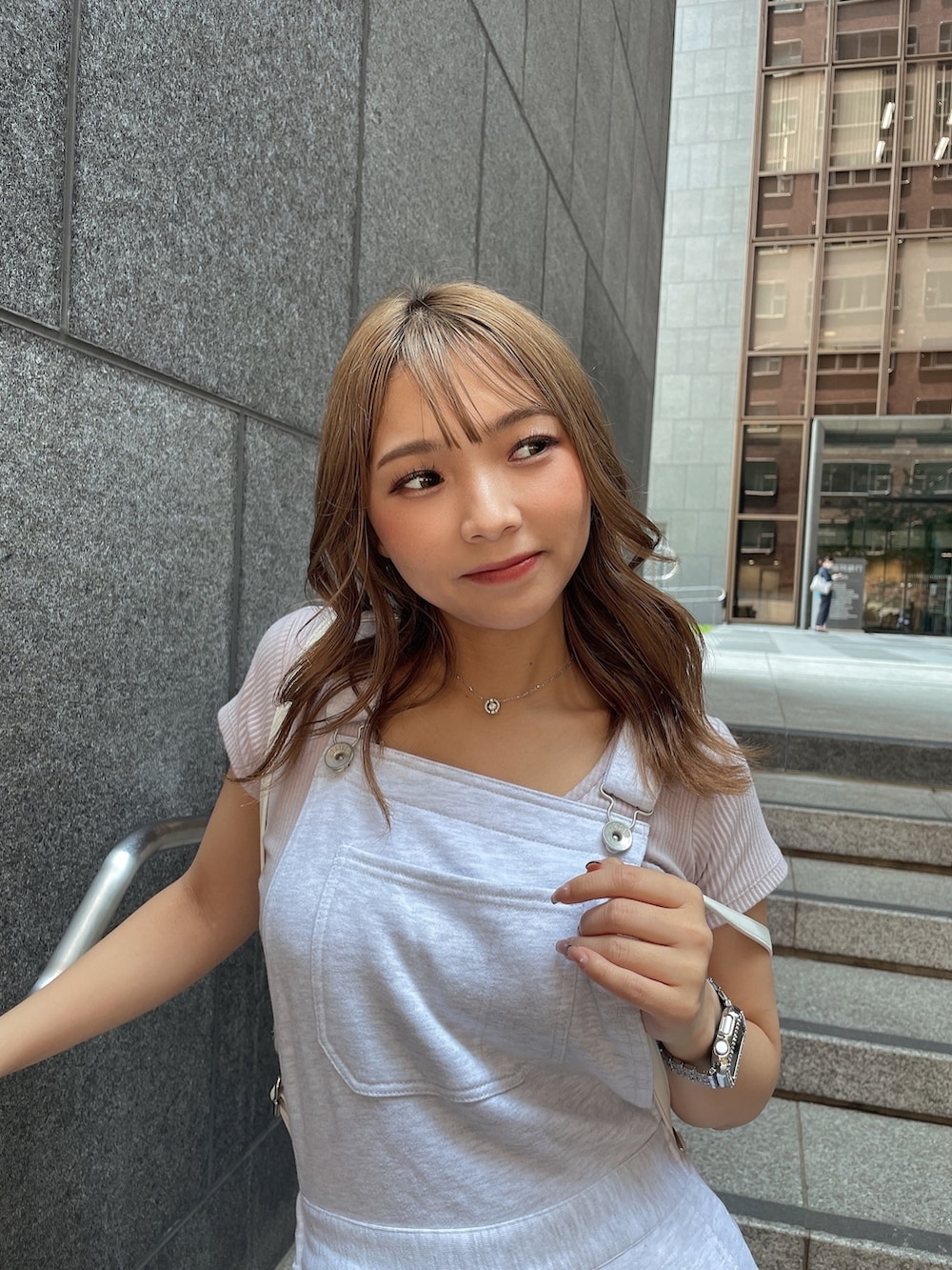 ホワイト系のスニーカー、パープル系のTシャツ/カットソー、グレー系のつなぎ/オールインワンを着用したレディースの夏コーディネートの4枚目の写真