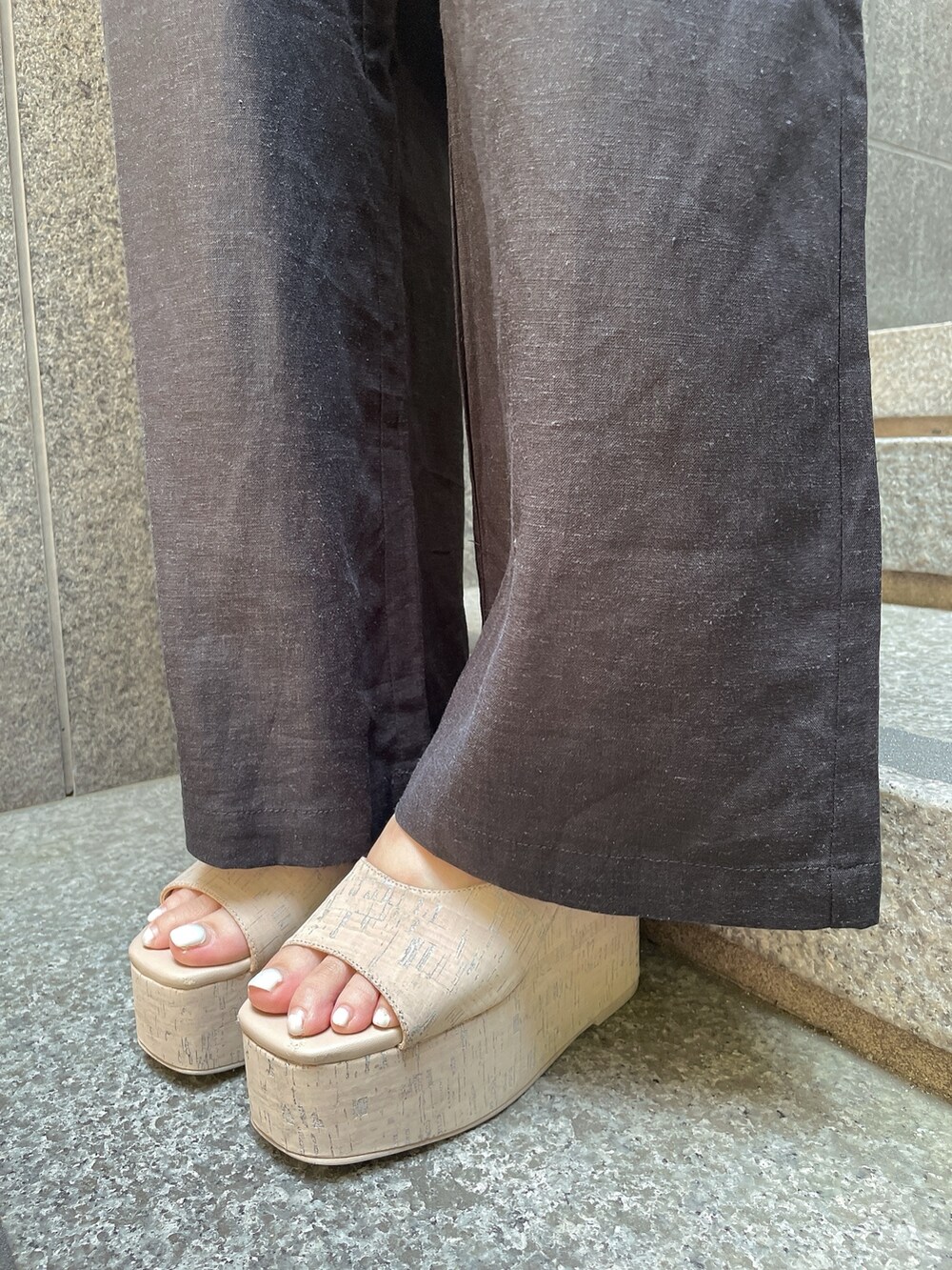 ブラック系のつなぎ/オールインワン、ホワイト系のサンダルを着用したレディースの夏コーディネートの8枚目の写真