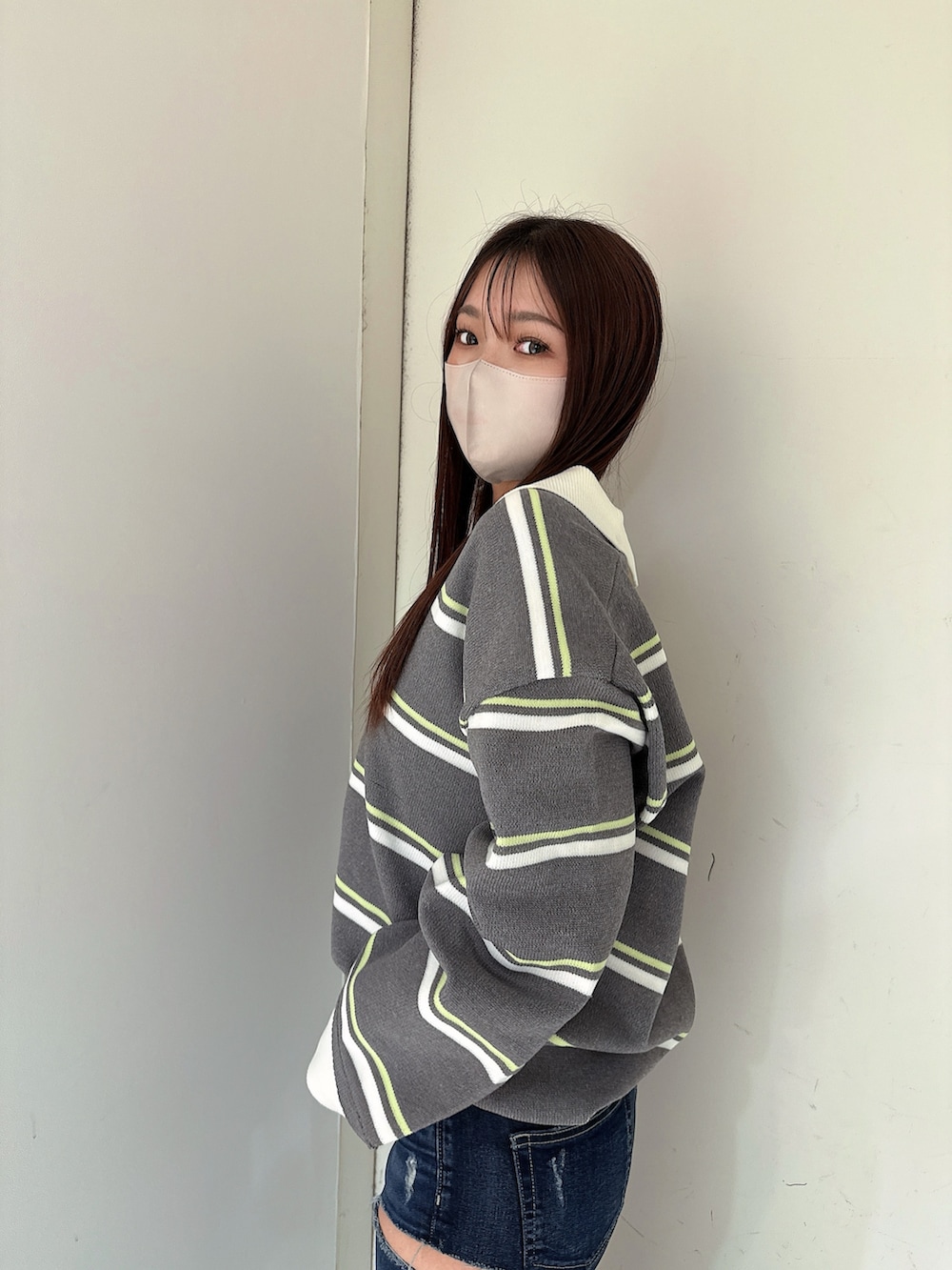 ブラック系のブーツ、ブルー系のデニムパンツ、グレー系のニット/セーターを着用したレディースの冬コーディネートの5枚目の写真