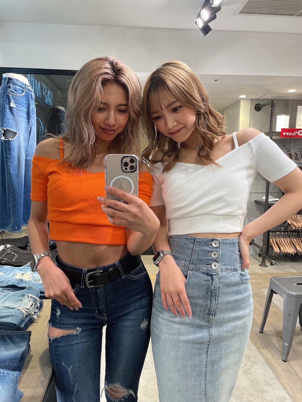 ブルー系のデニムスカート、ホワイト系のTシャツ/カットソー、ホワイト系のサンダルを着用したレディースの夏コーディネートの2枚目の写真