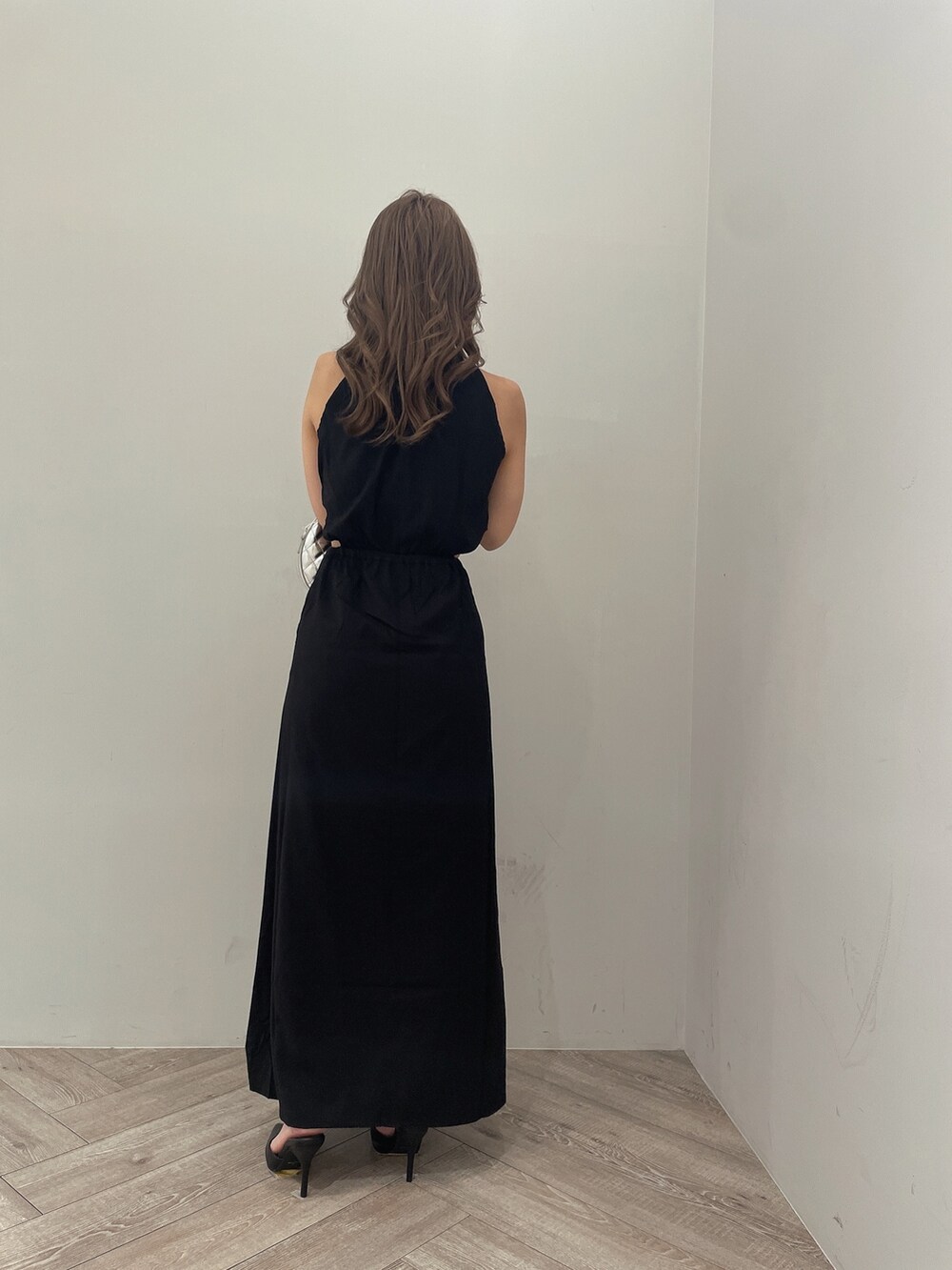 ブラック系のワンピース、ブラック系のチューブトップ、ブラック系のパンプスを着用したレディースの夏コーディネートの4枚目の写真