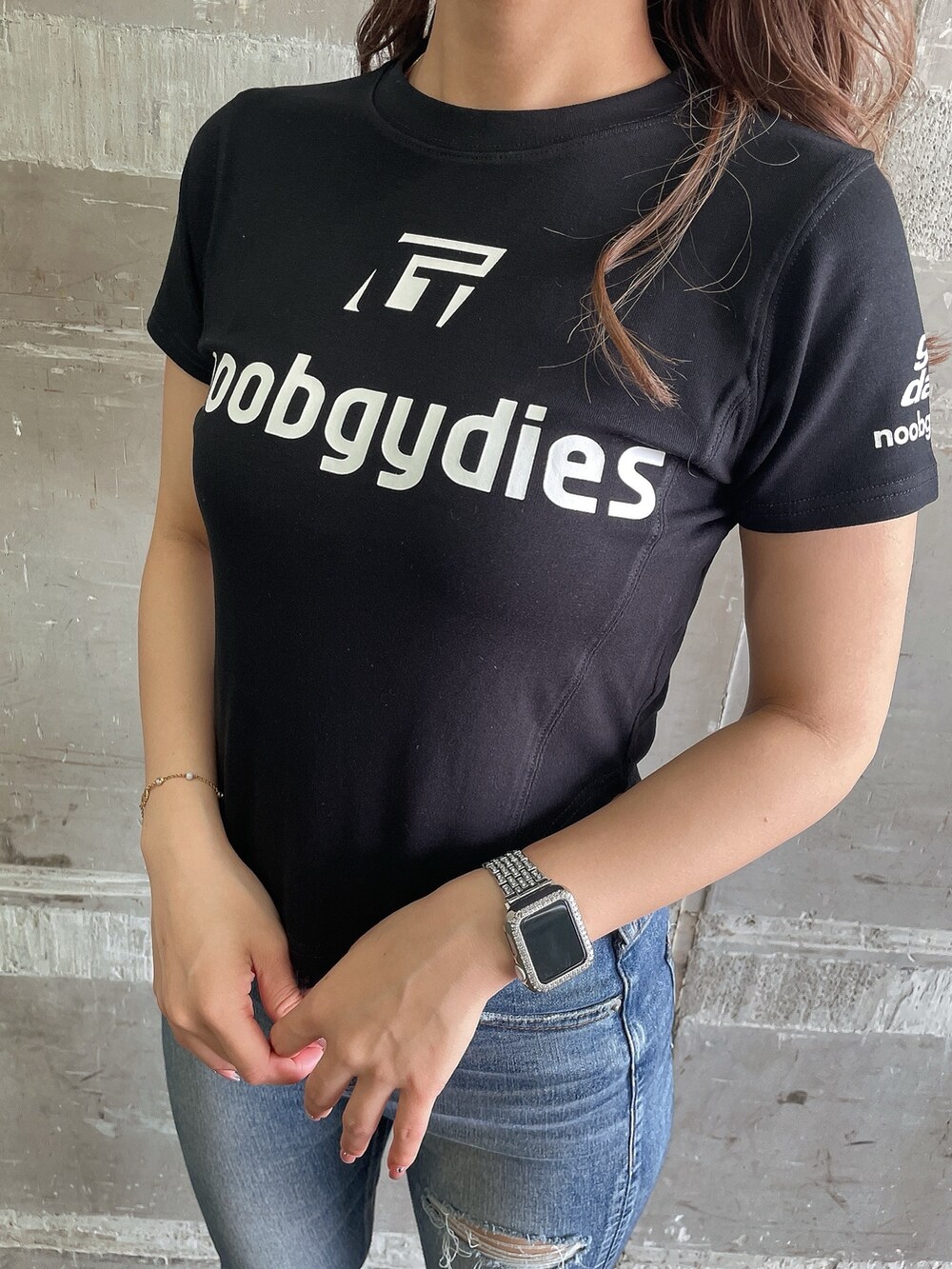 ブラック系のTシャツ/カットソー、ブルー系のデニムパンツ、ブラック系のサンダルを着用したレディースの夏コーディネートの6枚目の写真