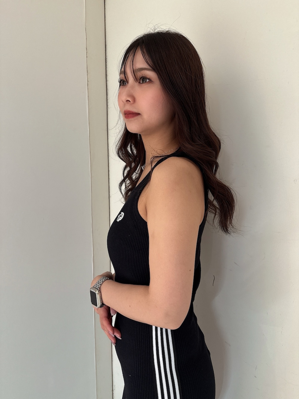 ブラック系のワンピース、ホワイト系のサンダルを着用したレディースの夏コーディネートの5枚目の写真