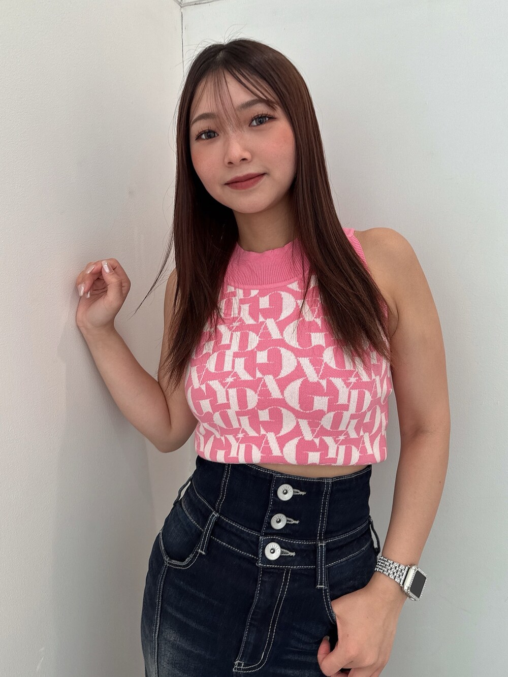 ブルー系のデニムスカート、ブラック系のサンダル、ピンク系のニット/セーターを着用したレディースの夏コーディネートの4枚目の写真