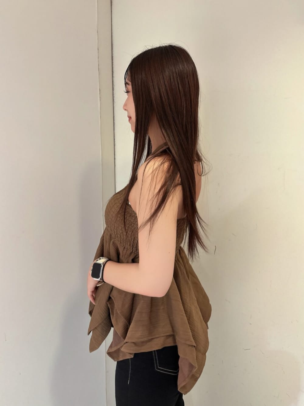 ブラック系のデニムパンツ、ブラック系のサンダル、ベージュ系のキャミソールを着用したレディースの夏コーディネートの5枚目の写真