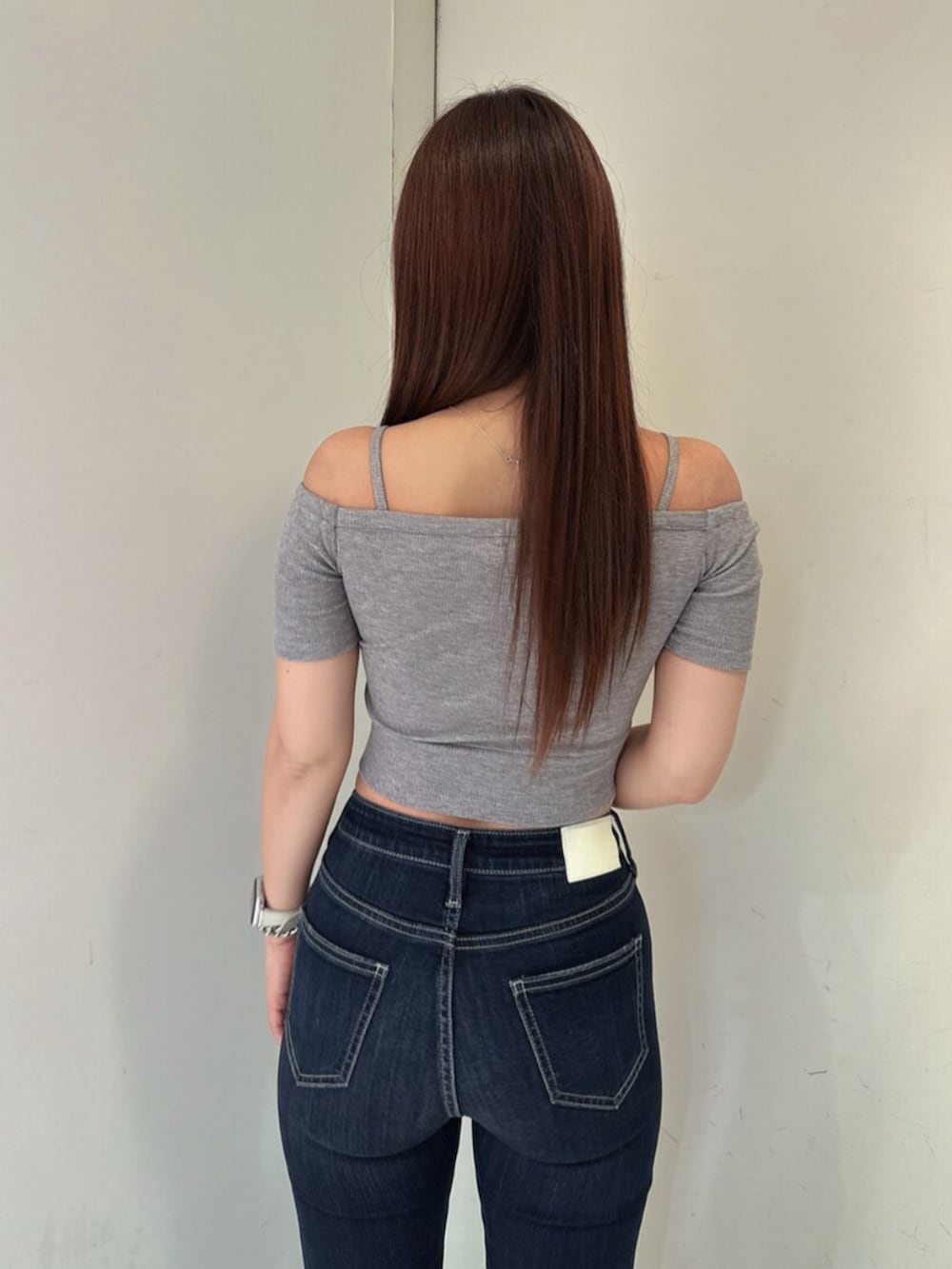 ブルー系のデニムパンツ、ブラック系のサンダル、グレー系のTシャツ/カットソーを着用したレディースの春コーディネートの6枚目の写真