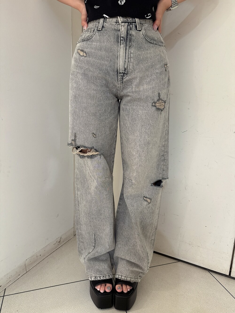 ブラック系のTシャツ/カットソー、ブルー系のデニムパンツ、ブラック系のサンダルを着用したレディースの夏コーディネートの8枚目の写真