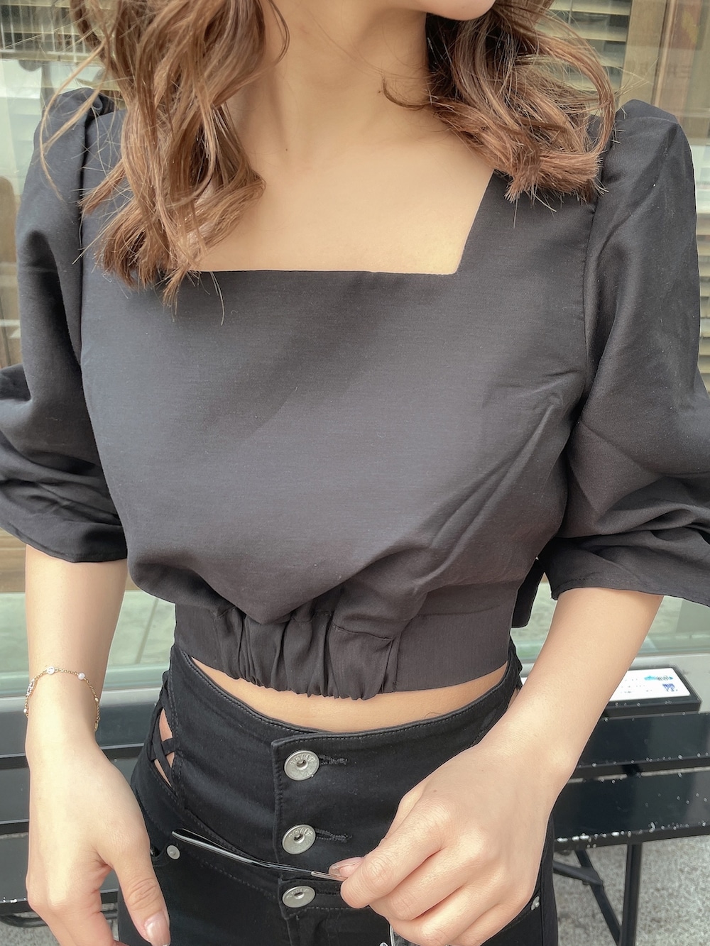 ホワイト系のチューブトップ、ブラック系のシャツ/ブラウス、ブラック系のデニムパンツを着用したレディースの春コーディネートの3枚目の写真