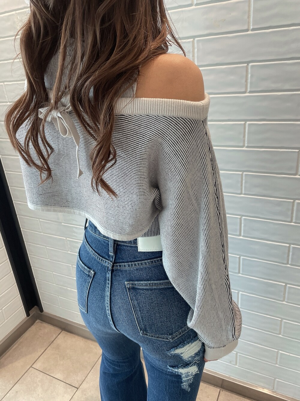 その他のアンサンブル、ブルー系のデニムパンツ、ブラック系のブーツを着用したレディースの秋コーディネートの7枚目の写真