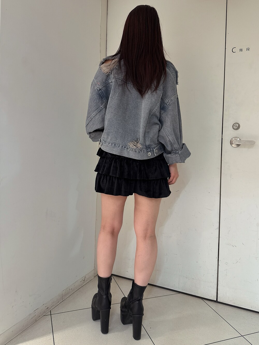 ホワイト系のキャミソール、ピンク系のデニムジャケット、ブラック系のその他パンツを着用したレディースの夏コーディネートの3枚目の写真