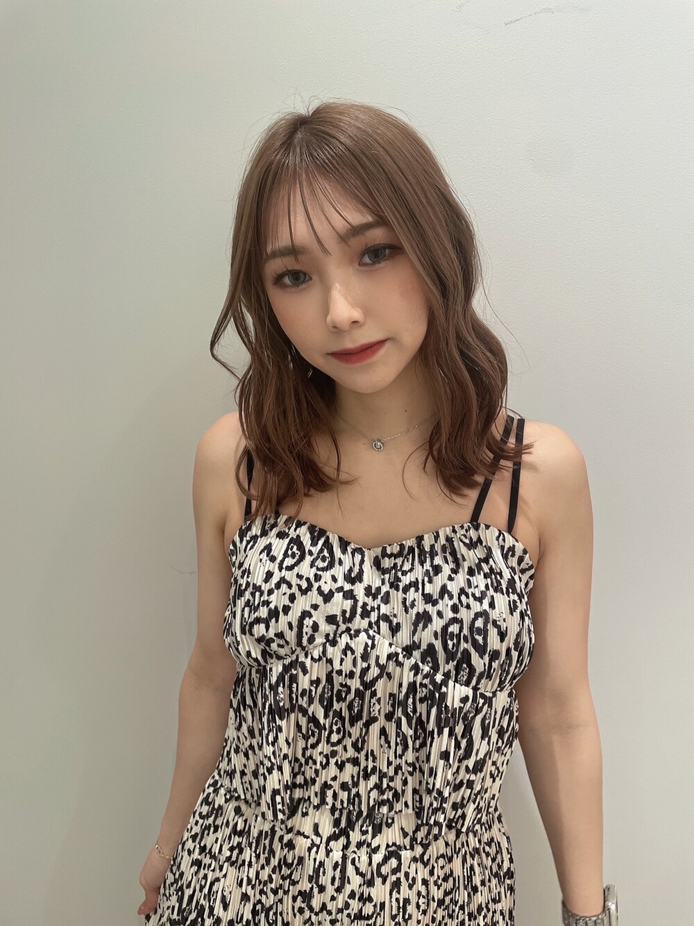 ブルー系のデニムジャケット、その他のキャミソール、その他のその他パンツを着用したレディースの春コーディネートの8枚目の写真