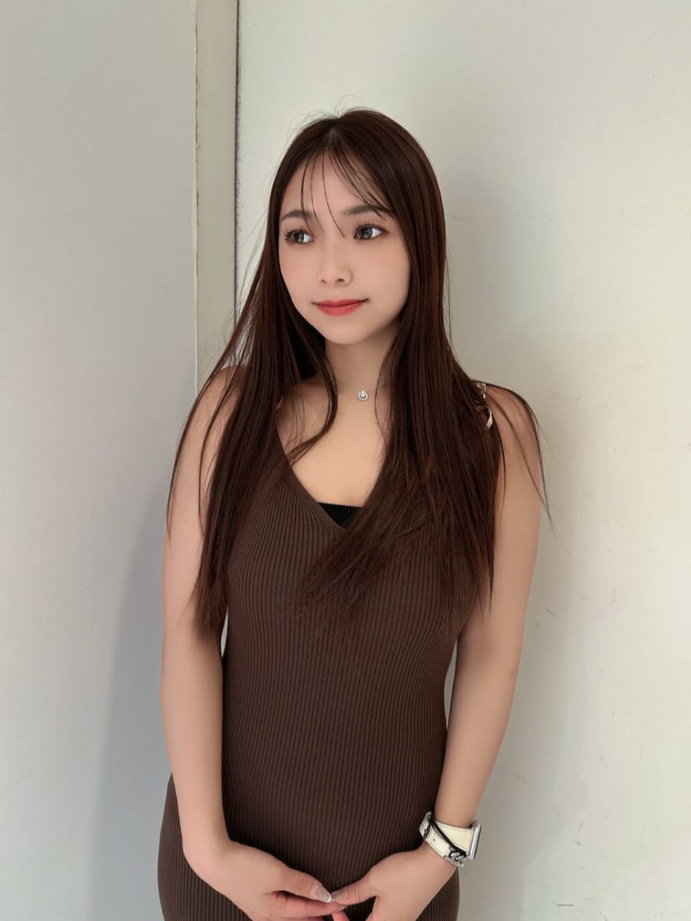 ホワイト系のサンダル、ブラウン系のワンピースを着用したレディースの夏コーディネートの4枚目の写真