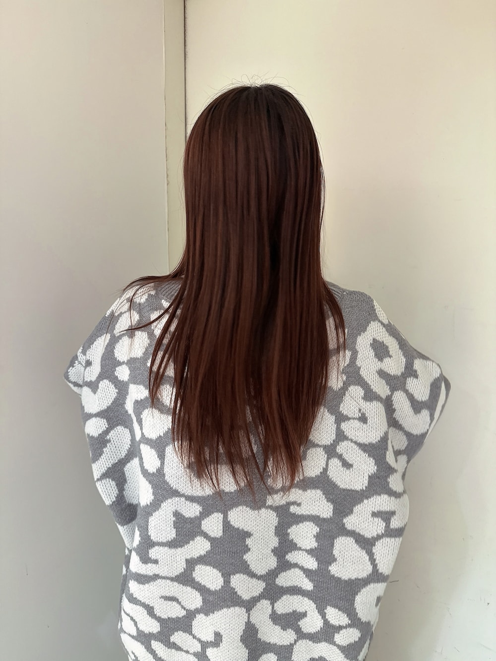 ホワイト系のサンダル、ブルー系のつなぎ/オールインワン、グレー系のカーディガン/ボレロを着用したレディースの冬コーディネートの6枚目の写真