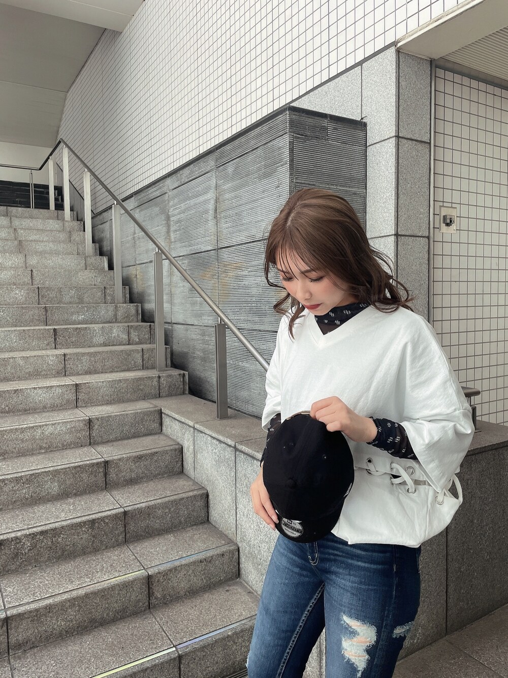 ブルー系のデニムパンツ、ブラック系のパンプス、ブラック系のTシャツ/カットソーを着用したレディースの春コーディネートの5枚目の写真