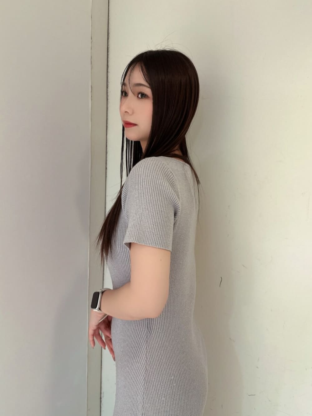 ブラック系のサンダル、シルバー系のワンピースを着用したレディースの夏コーディネートの5枚目の写真
