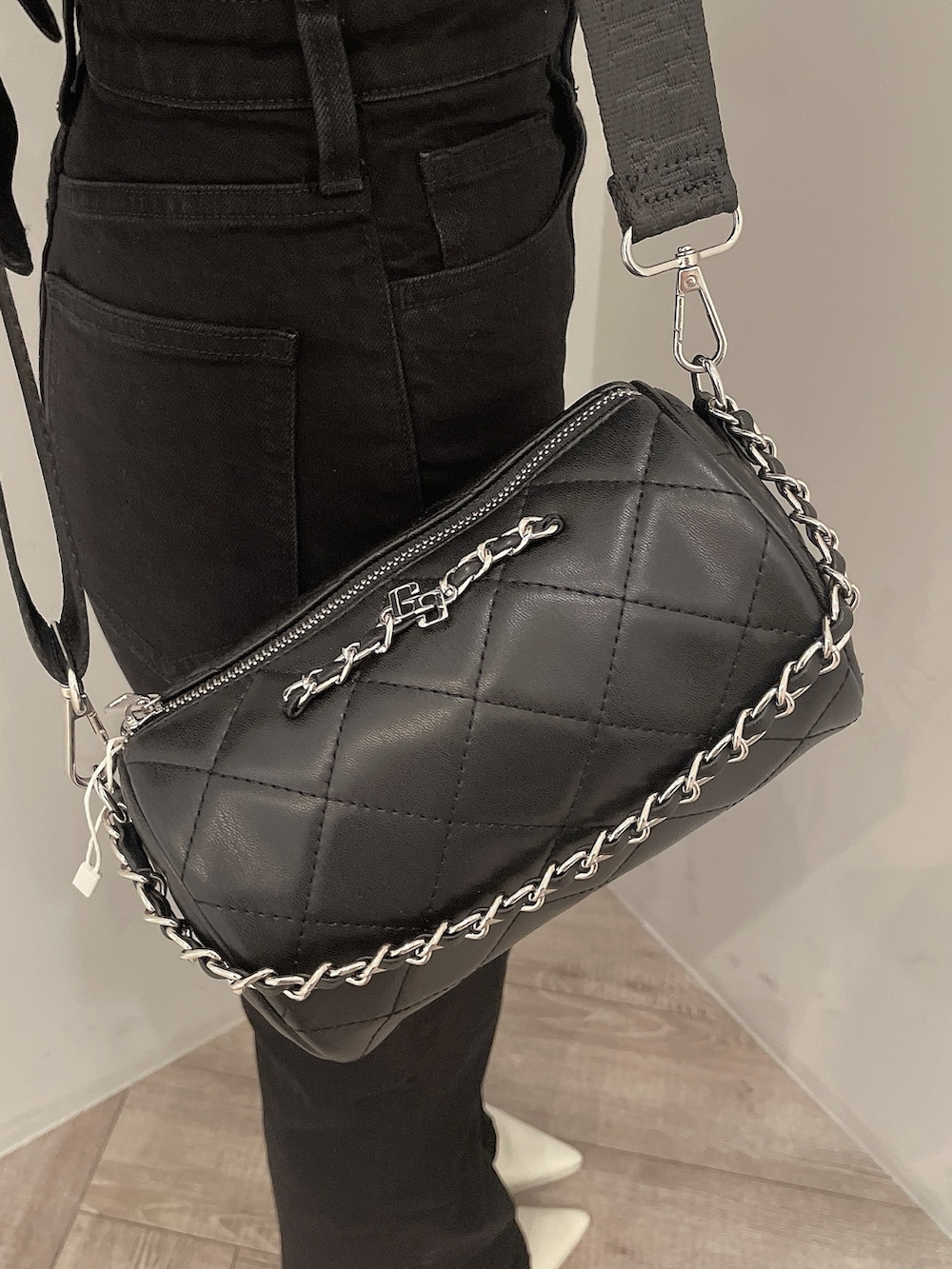 ホワイト系のシャツ/ブラウス、ブルー系のデニムパンツ、ブラック系のハンドバッグを着用したレディースの春コーディネートの7枚目の写真