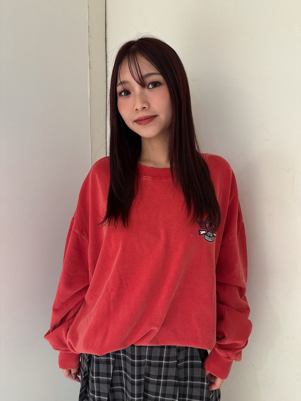 その他のスカート、レッド系のスウェット、ブラック系のブーツを着用したレディースの夏コーディネートの4枚目の写真