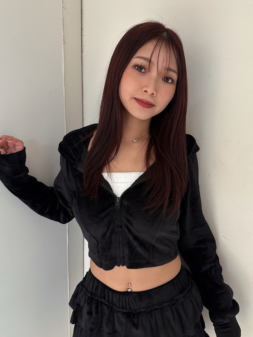 ブラック系のその他パンツ、ホワイト系のキャミソール、ブラック系のパーカーを着用したレディースの夏コーディネートの4枚目の写真