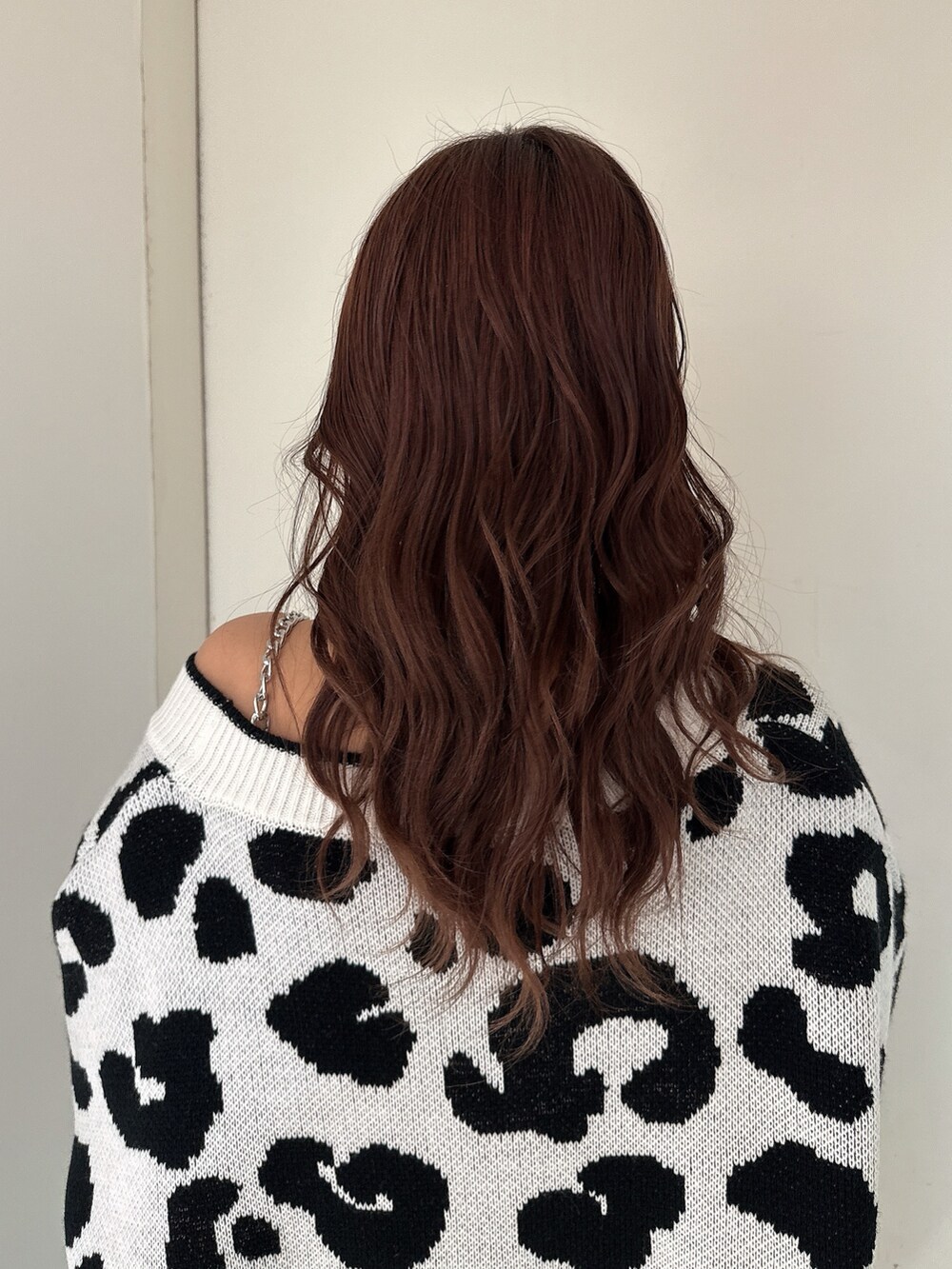 ホワイト系のカーディガン/ボレロ、ブラック系のキャミソール、ブラック系のデニムパンツを着用したレディースの春コーディネートの6枚目の写真