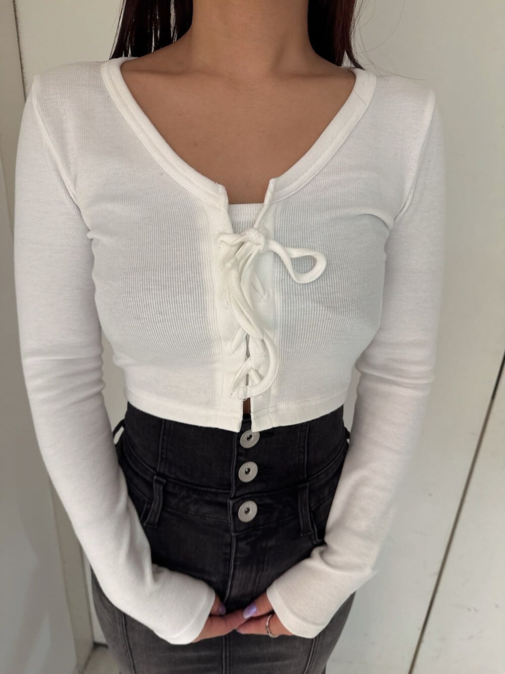 ブラック系のブーツ、ホワイト系のTシャツ/カットソー、ブラック系のデニムスカートを着用したレディースの秋コーディネートの7枚目の写真