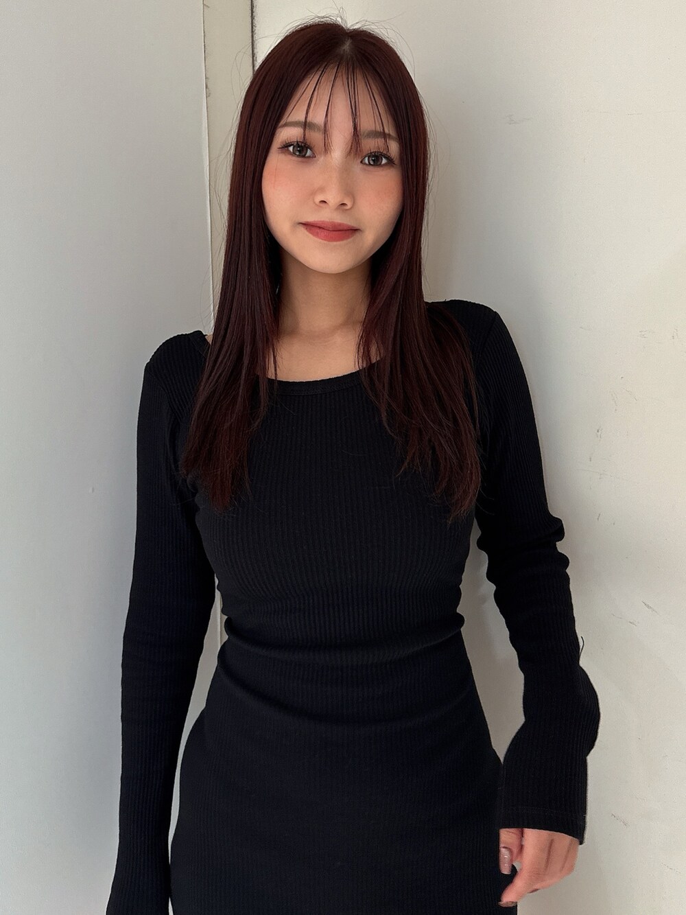 ブラック系のワンピース、ブラック系のブーツを着用したレディースの夏コーディネートの4枚目の写真