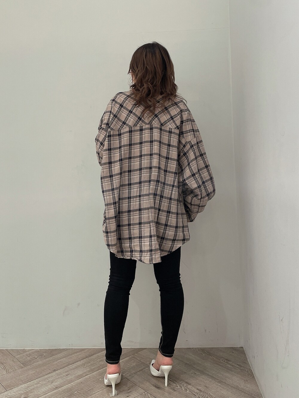 ベージュ系のシャツ/ブラウス、ホワイト系のTシャツ/カットソー、ブラック系のデニムパンツを着用したレディースの春コーディネートの3枚目の写真