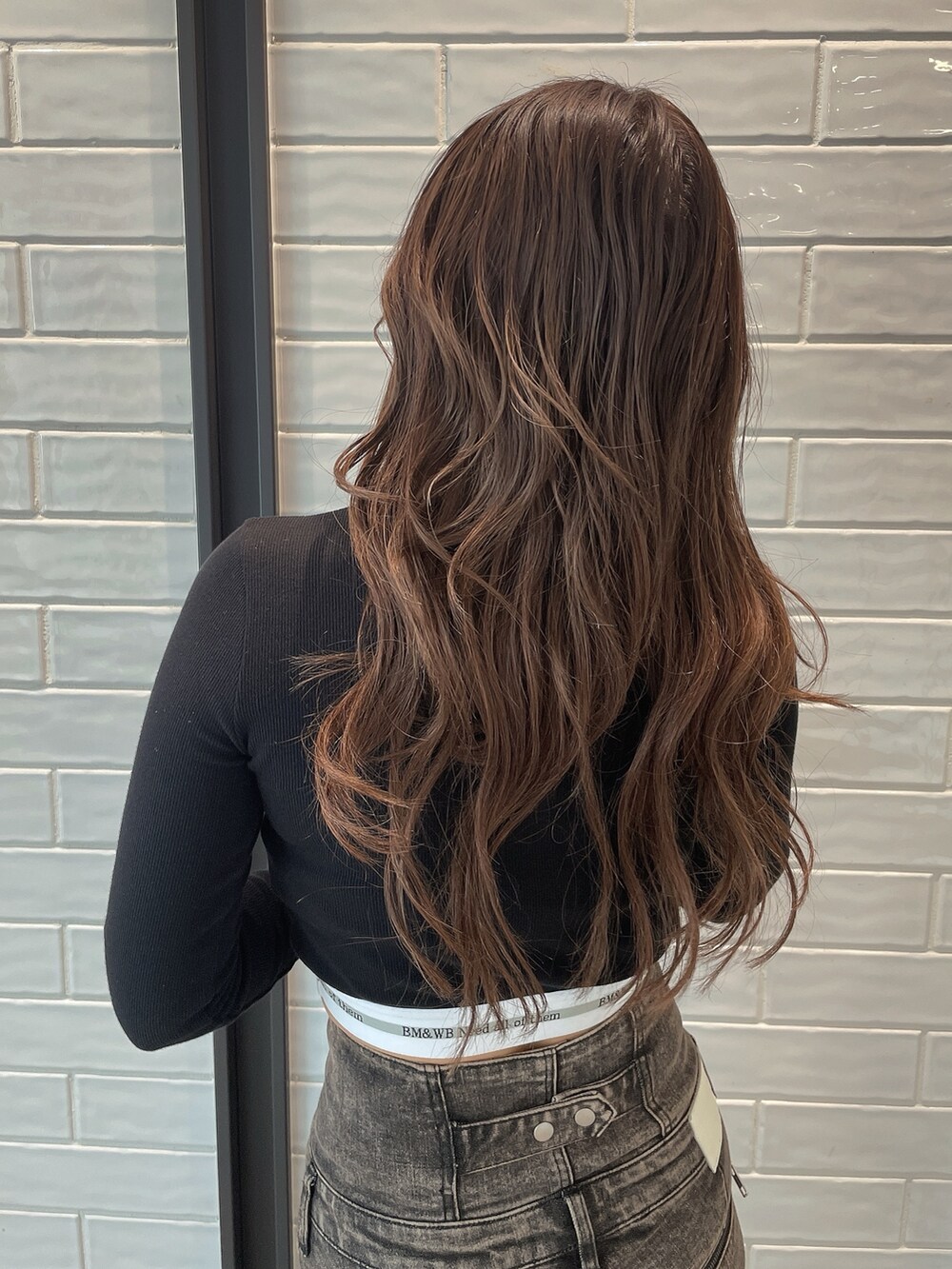 ブラック系のデニムパンツ、ブラック系のブーツ、ブラック系のTシャツ/カットソーを着用したレディースの夏コーディネートの5枚目の写真