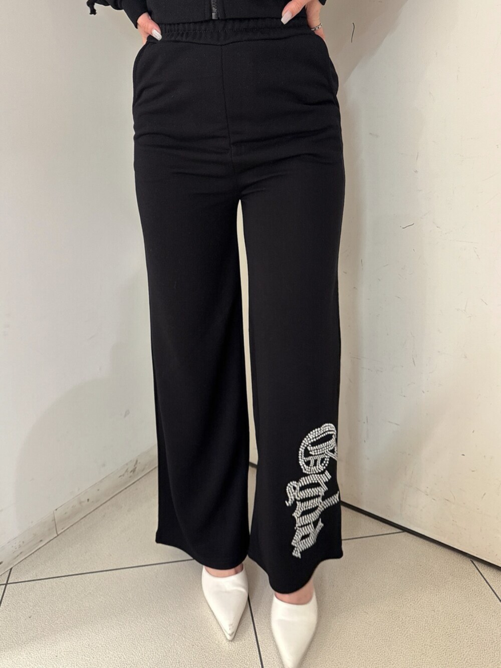 ホワイト系のパンプス、ブラック系のパーカー、ホワイト系のTシャツ/カットソーを着用したレディースの春コーディネートの9枚目の写真