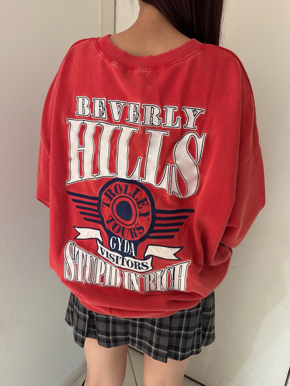 その他のスカート、レッド系のスウェット、ブラック系のブーツを着用したレディースの夏コーディネートの8枚目の写真