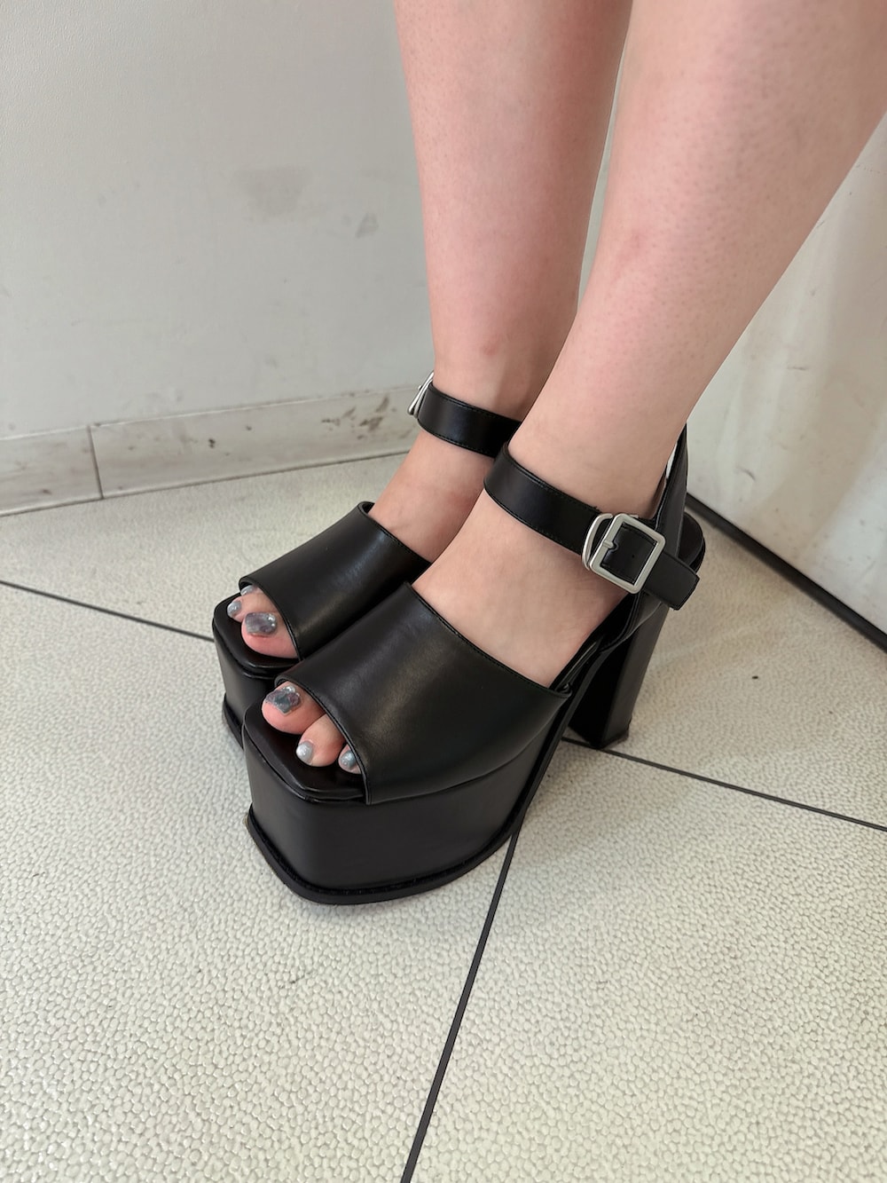 ブラック系のキャミソール、ホワイト系のシャツ/ブラウス、ブラック系のスカートを着用したレディースの春コーディネートの9枚目の写真