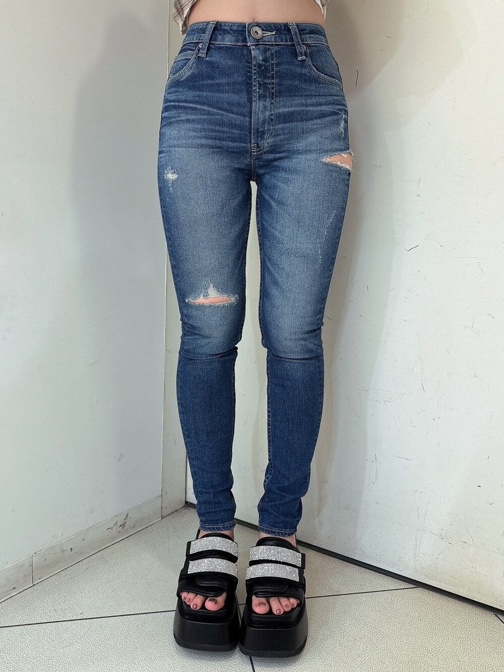 グレー系のカーディガン/ボレロ、ブルー系のデニムパンツ、ブラック系のサンダルを着用したレディースの春コーディネートの8枚目の写真