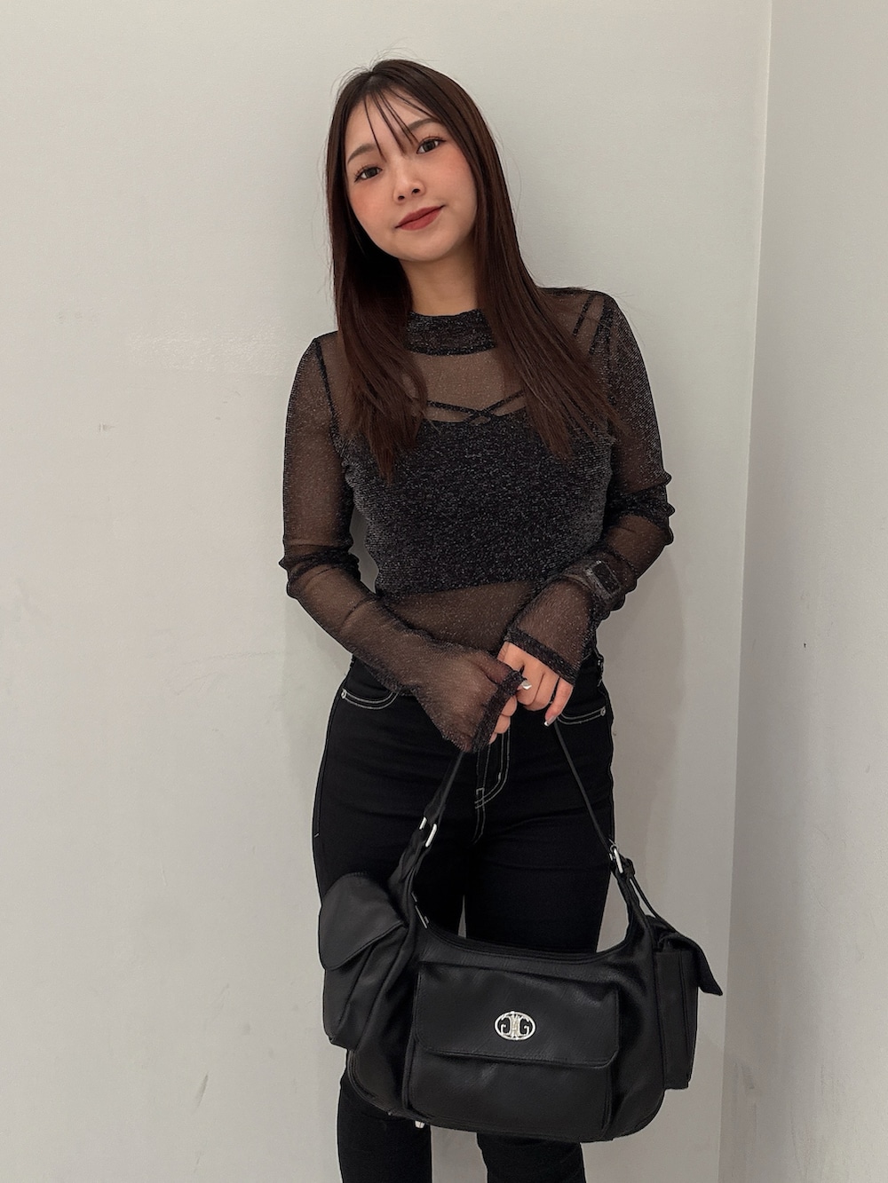 その他のTシャツ/カットソー、ブラック系のキャミソール、ブラック系のデニムパンツを着用したレディースの夏コーディネートの4枚目の写真