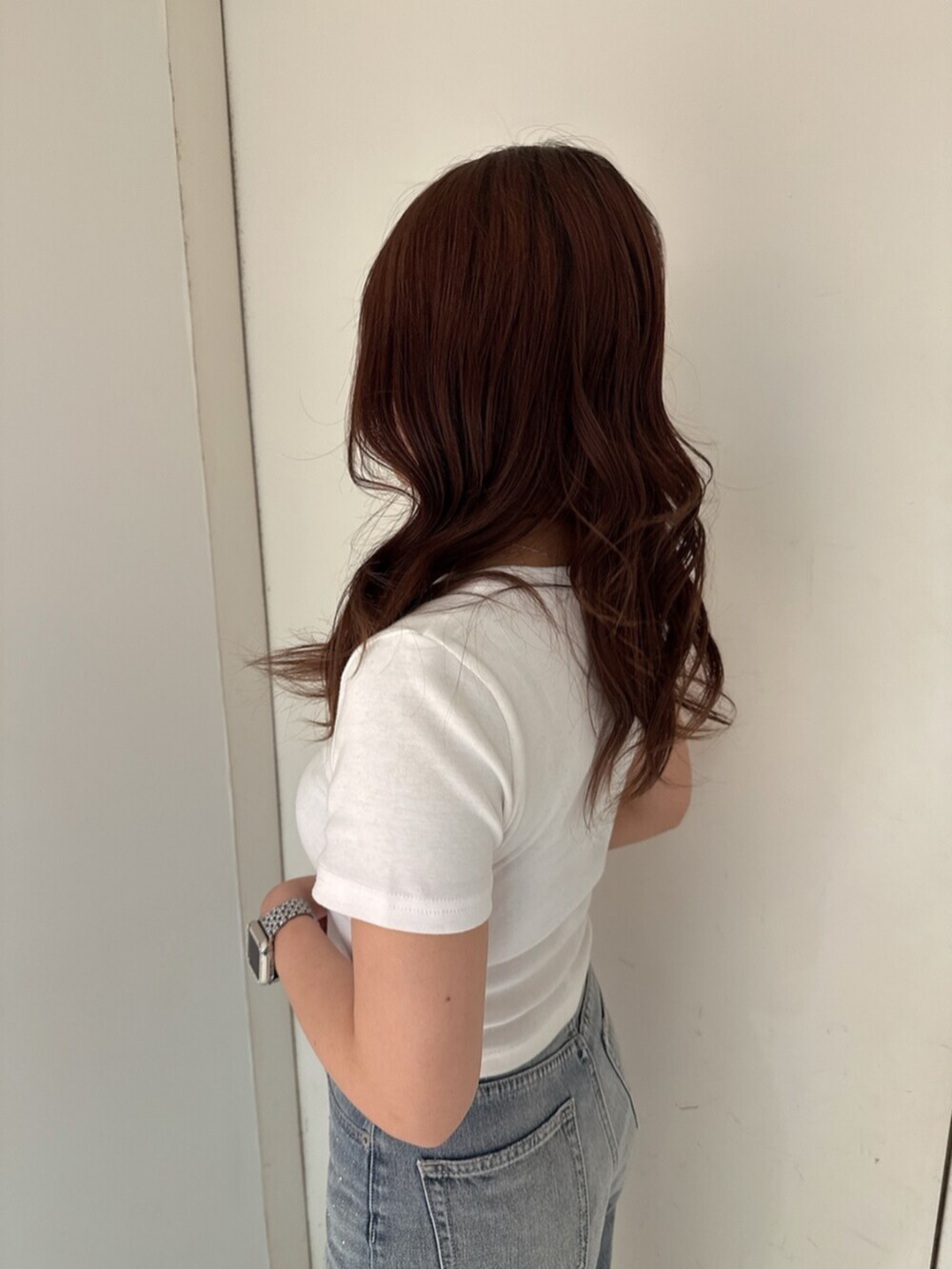 ホワイト系のサンダル、ホワイト系のTシャツ/カットソー、ブルー系のデニムパンツを着用したレディースの春コーディネートの5枚目の写真