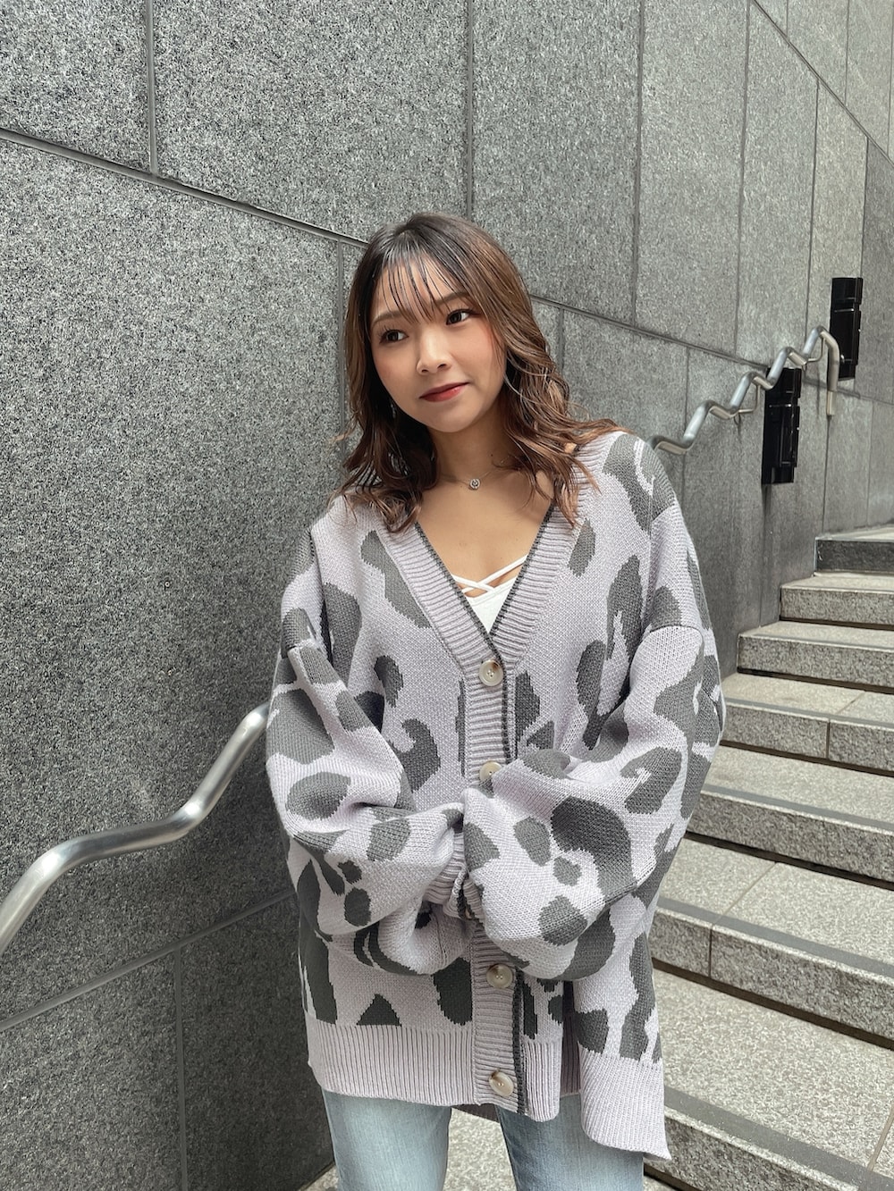 ピンク系のカーディガン/ボレロ、ホワイト系のキャミソール、ホワイト系のパンプスを着用したレディースの春コーディネートの3枚目の写真