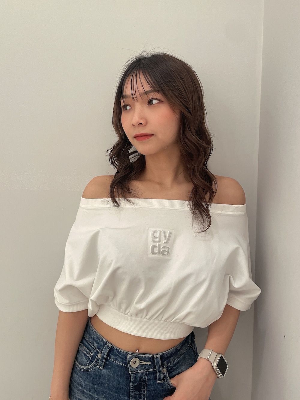 ホワイト系のTシャツ/カットソー、ブルー系のデニムパンツ、ブラック系のバックパック/リュックを着用したレディースの春コーディネートの4枚目の写真