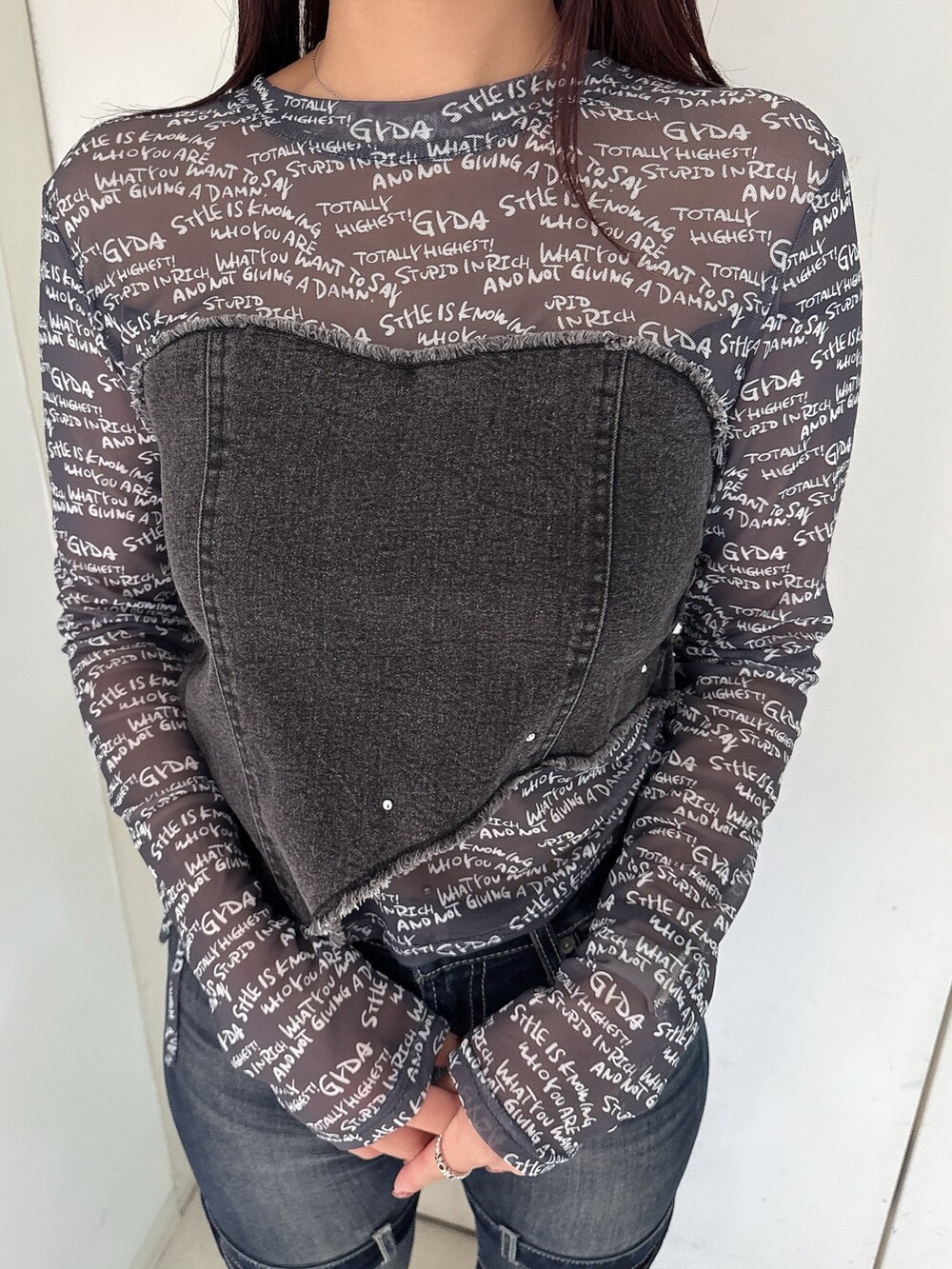 ブルー系のデニムパンツ、ブラック系のブーツ、ブラック系のTシャツ/カットソーを着用したレディースの夏コーディネートの7枚目の写真