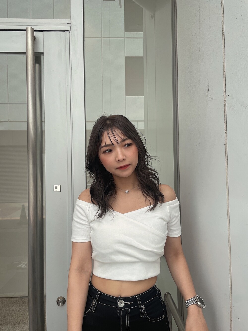 ホワイト系のTシャツ/カットソー、ホワイト系のハンドバッグ、ブラック系のデニムパンツを着用したレディースの夏コーディネートの3枚目の写真