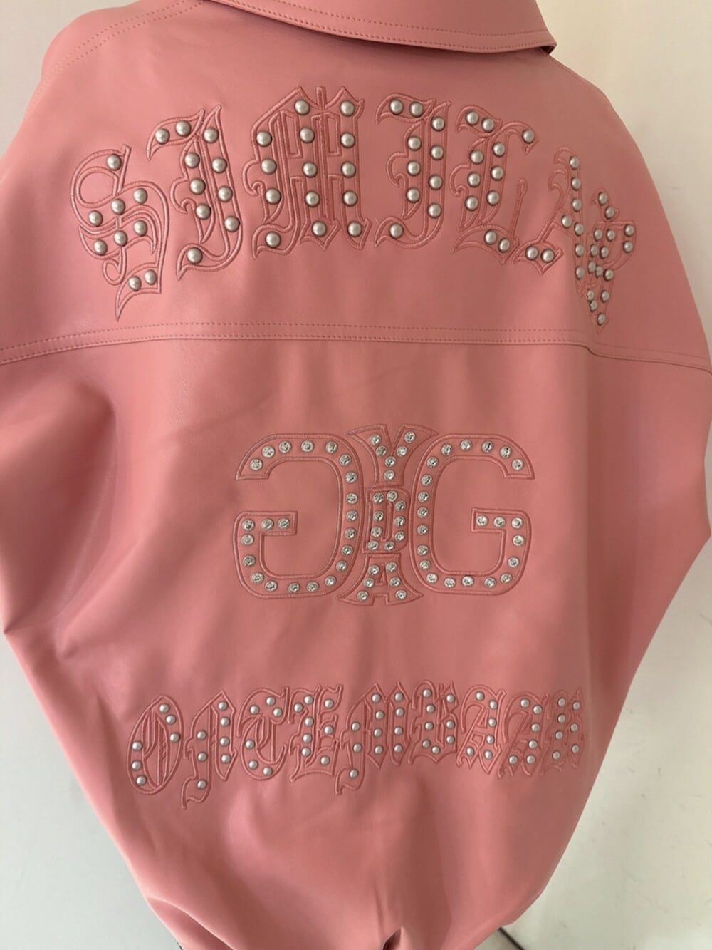 ブルー系のデニムパンツ、ブラック系のサンダル、ピンク系のブルゾンを着用したレディースの春コーディネートの8枚目の写真