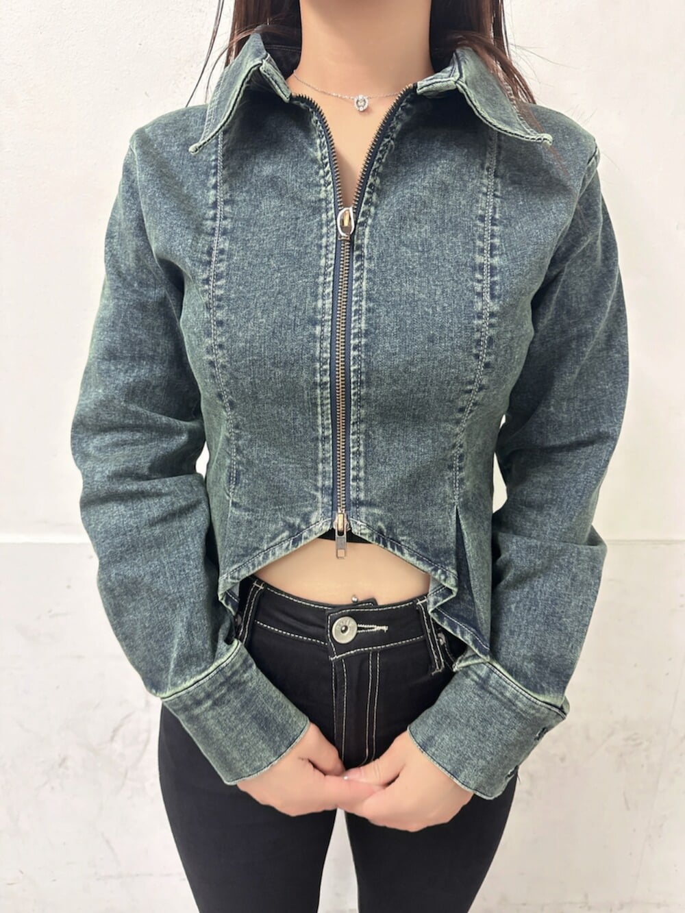 ブラック系のデニムパンツ、ブラック系のブーツ、ブルー系のシャツ/ブラウスを着用したレディースの夏コーディネートの7枚目の写真