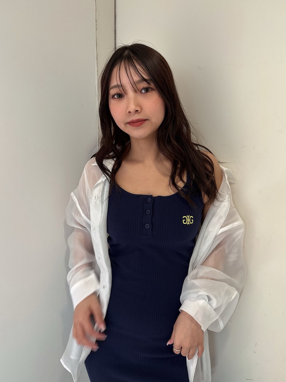 ブルー系のワンピース、ホワイト系のシャツ/ブラウス、ホワイト系のサンダルを着用したレディースの春コーディネートの4枚目の写真