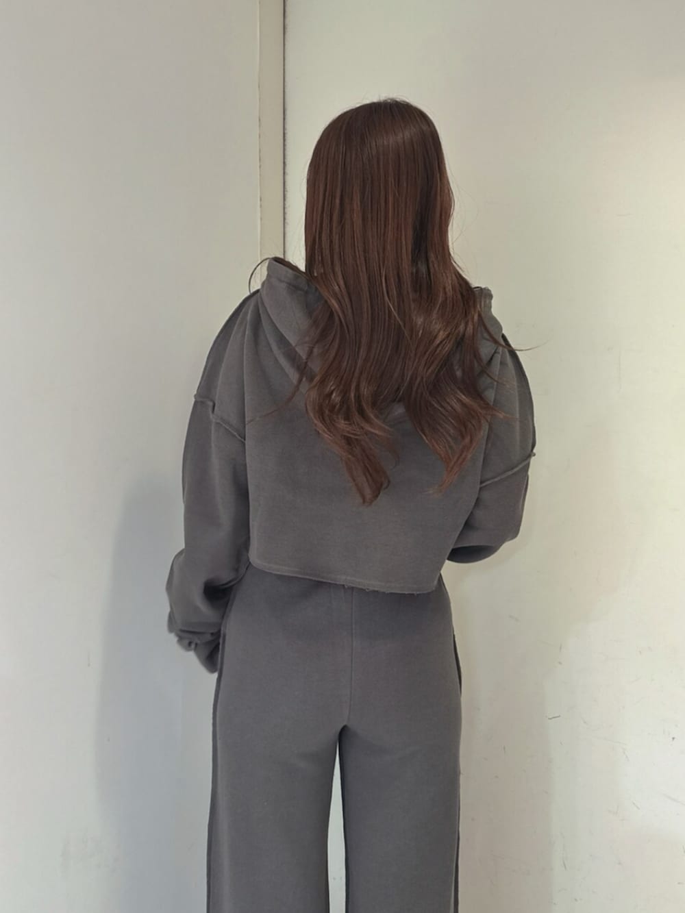 ブラック系のブーツ、グレー系のTシャツ/カットソー、グレー系のその他パンツを着用したレディースの夏コーディネートの6枚目の写真