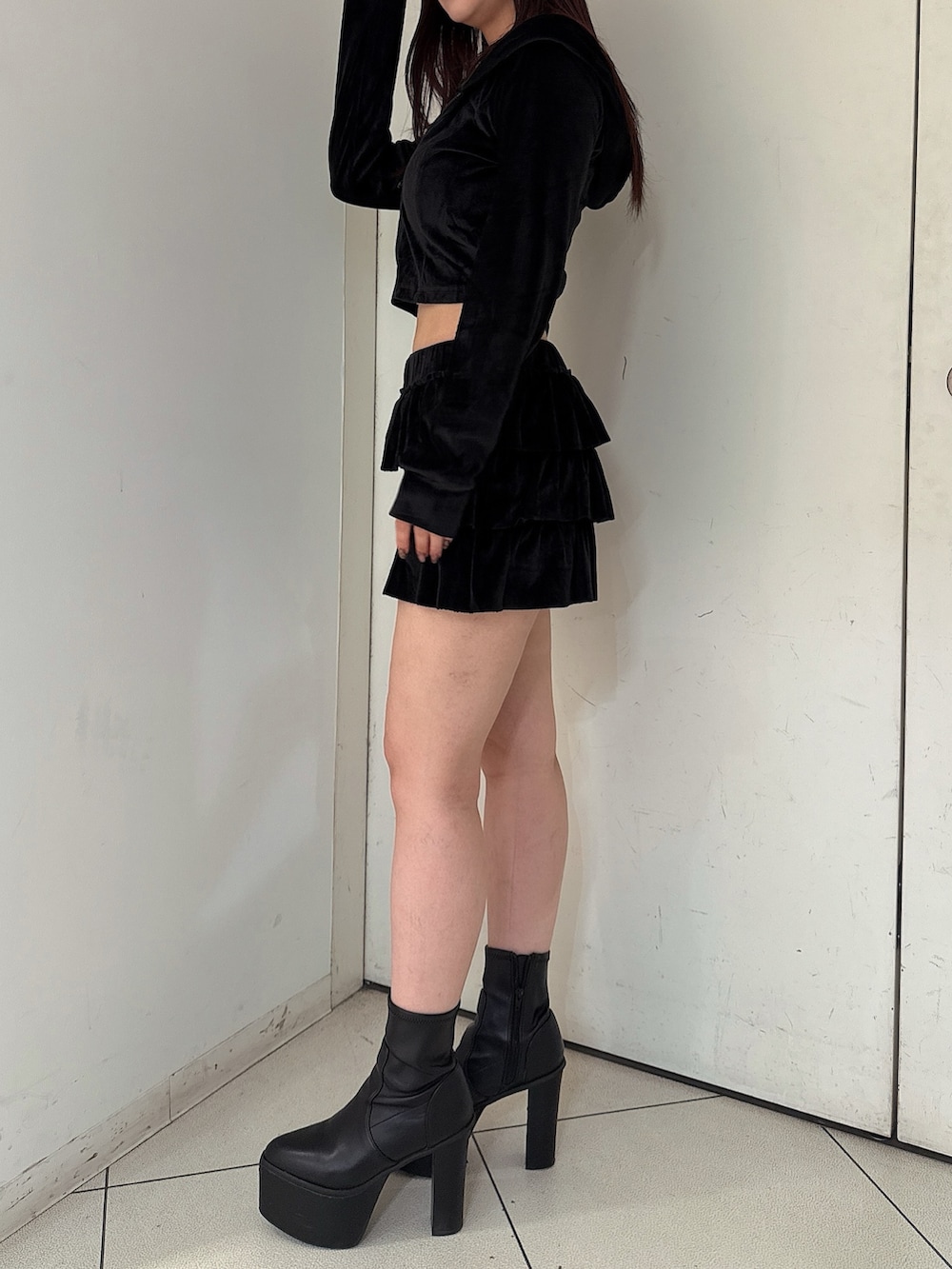 ブラック系のその他パンツ、ホワイト系のキャミソール、ブラック系のパーカーを着用したレディースの夏コーディネートの2枚目の写真