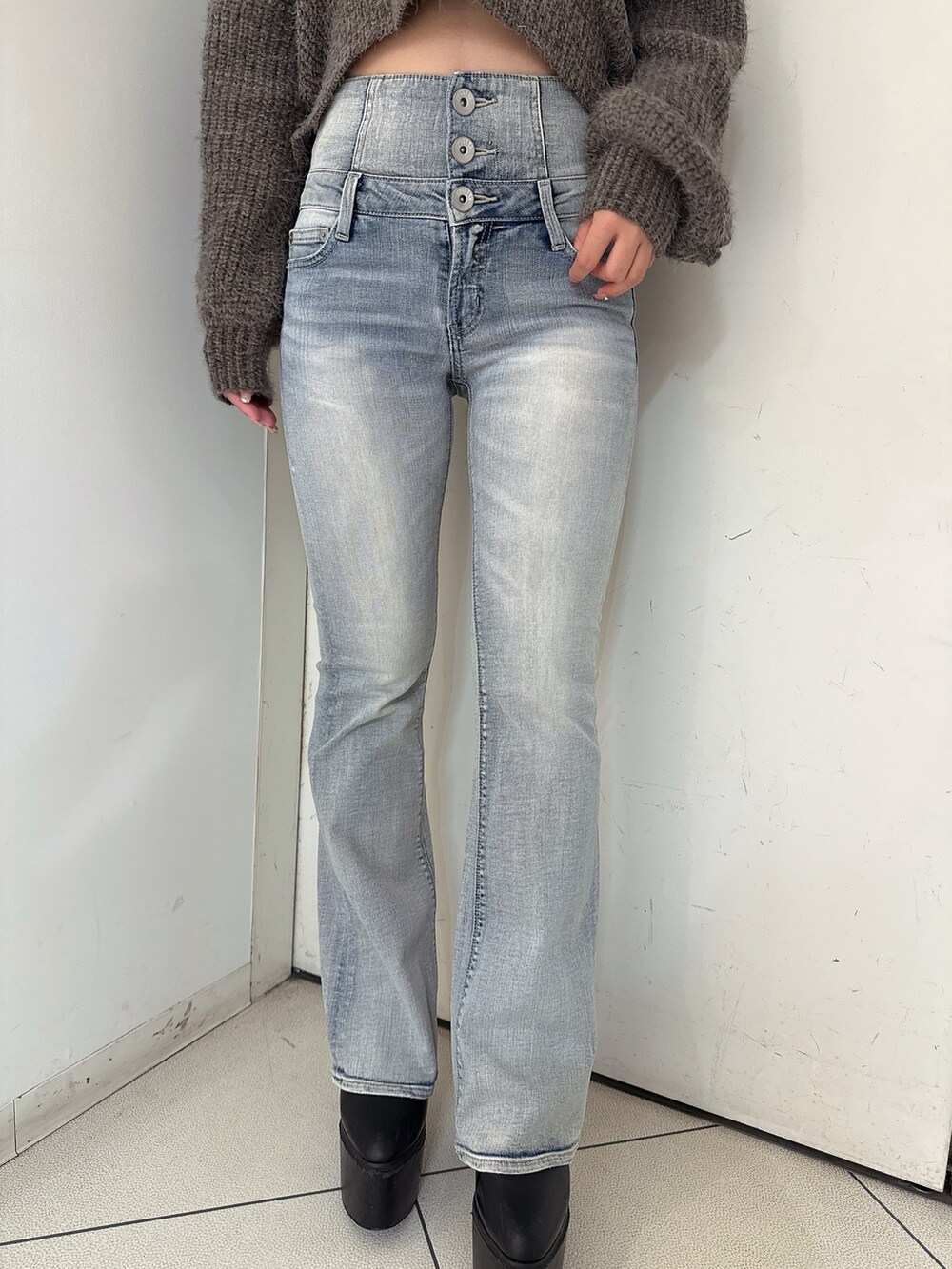 ブルー系のデニムパンツ、ホワイト系のパンプス、ベージュ系のカーディガン/ボレロを着用したレディースの秋コーディネートの9枚目の写真